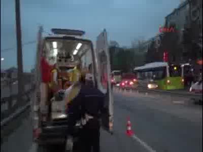 Bariyerlerin üstünden atlayan kadına ambulans çarptı