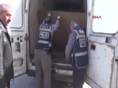 Minibüsteki makara sistemli gizli bölmede 20 bin paket kaçak sigara bulundu
