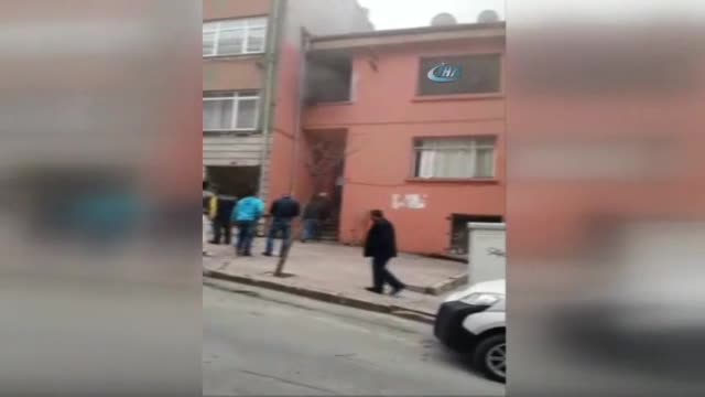 Mahalleli yangındaki aileyi böyle kurtardı