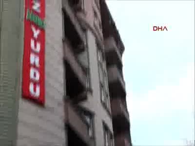 Başına buz sarkıtı düşen öğretmen hastanelik oldu