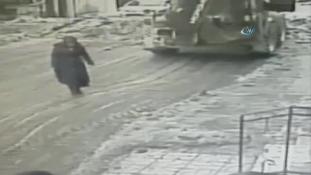 Genç öğretmenin üzerine kar kütlesi böyle düştü!
