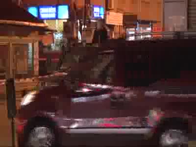 Bomba süsü verilmiş afiş fünyeyle patlatıldı