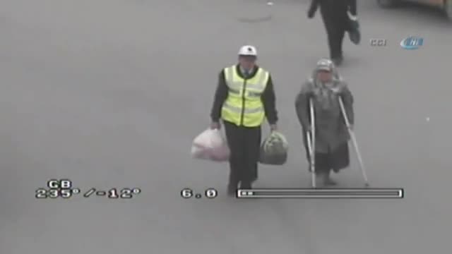 Yaşlı kadının yardımına polis koştu