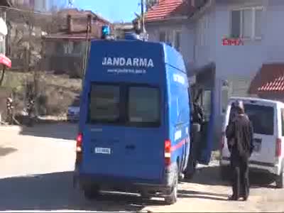 Tekstil işçisi, eşini ve ilişkisi olduğundan şüphelendiği minibüsçüyü öldürdü