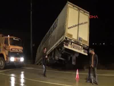 TIR tarlaya uçtu, Bursa-Ankara yolu ulaşıma kapandı