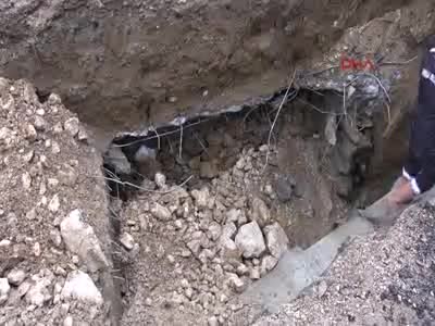 Yolun altından umumi tuvalet çıktı