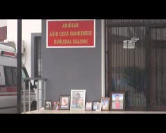 Madenci aileleri, duruşma salonu önüne eş ve çocuklarının fotoğrafını koydu