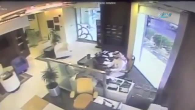 Ofiste çalışan adama ilginç sürpriz