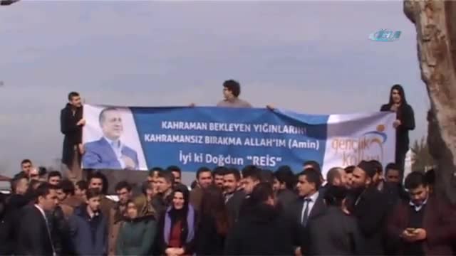 Erdoğan'ın konvoyunu durdurdular: "İyi ki doğdun Reis"