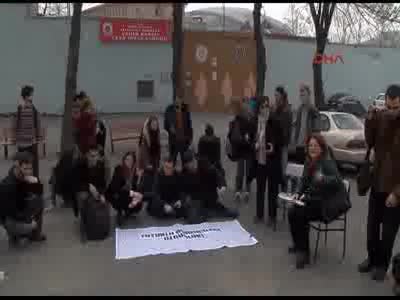 Tutuklu öğrenciler için cezaevi önünde ders