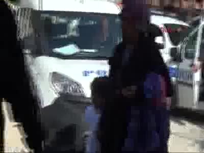 Genç kadın, boşanmak istediği kocasının 'kızımı aç bırakıyor' iddiası üzerine gözaltına alındı