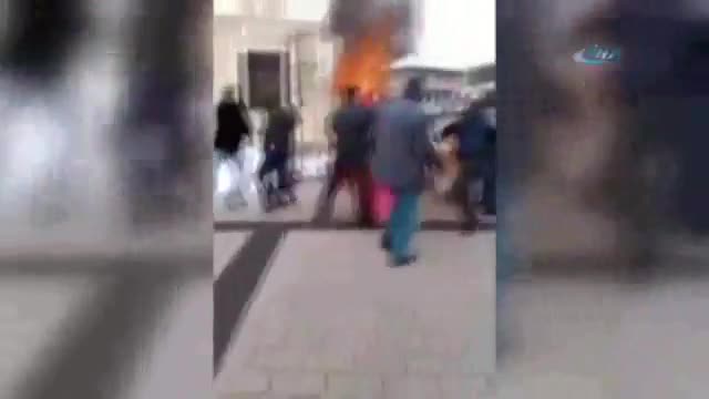 Protesto için kendini yaktı