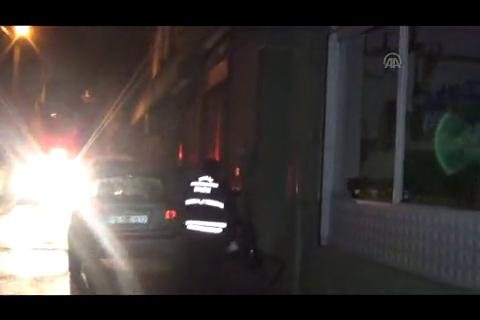 Polis, Bursa'da yanan evde zehirlenen bir kişiyi kurtardı