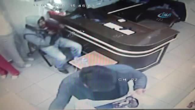Bağış kutusunu böyle götürdü