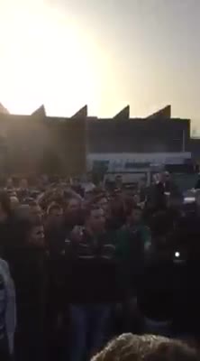 Bursa'da Renault emekçileri fabrika önünde işten atılan arkadaşları için eylem yaptı