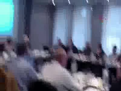 Mültecilerin vurulmasını isteyen politikacın suratına pasta fırlattılar