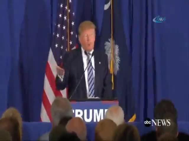 Trump'ın protesto edilişini fotoğraflayan muhabire dayak
