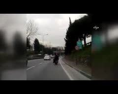Bursa'da motosiklet üzerinde tehlikeli yolculuk
