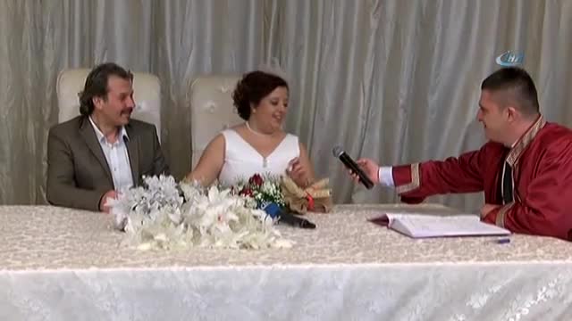 Gelin nikah masasında gülme krizine girerse