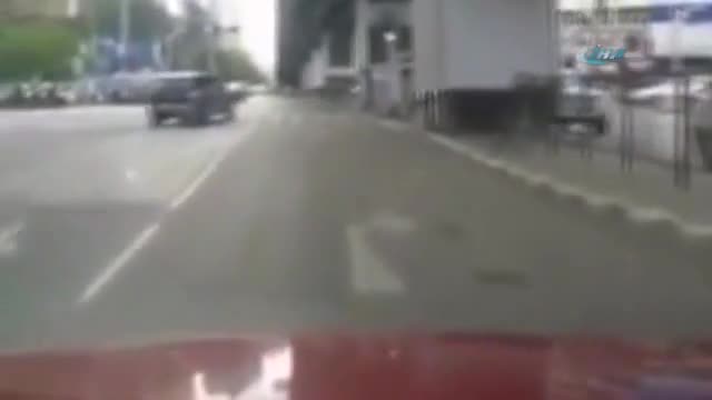 Otomobilden motosikletliye tekme!