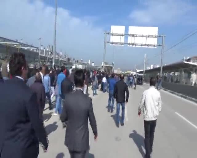 Bursa'da haklarını arayan emekçilere biber gazıyla müdahale edildi!