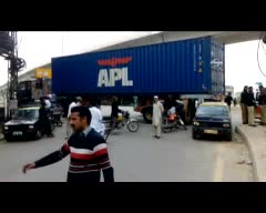 Pakistan'da valiyi öldüren korumanın cenaze namazına on bin kişi katıldı