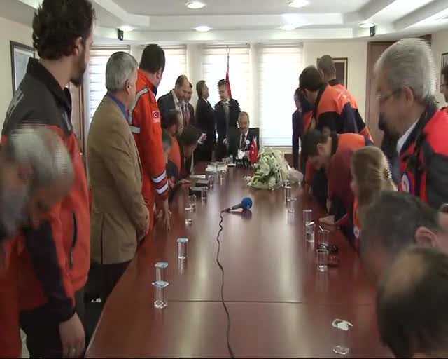 Bursa'da Vali Karaloğlu deprem haftası kapsamında gönüllü heyeti kabul etti