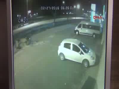 İnegöl'de hurdaya dönen araçta 3 kişi yaralandı