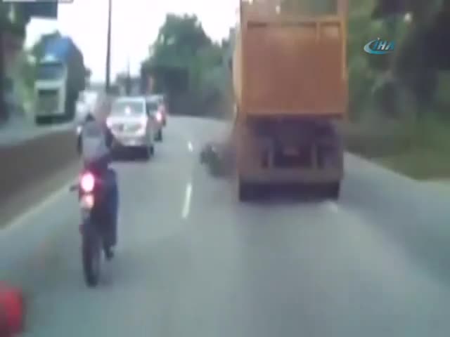 Kamyonun altında kalmaktan son anda kurtuldu