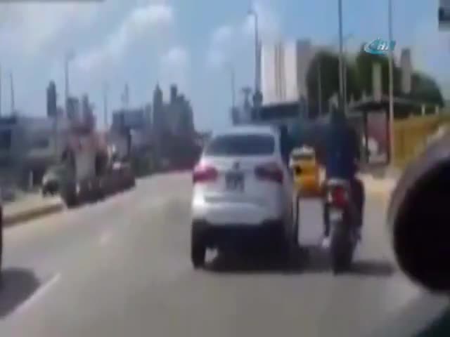 Birbirlerine yol vermediler, ardından birbirlerine girdiler
