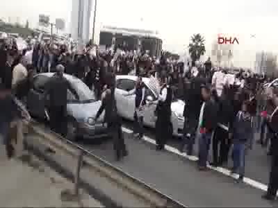 Servisçiler otoyolu kapattı