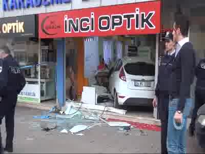 Yayaya çarpıp işyerine girdi