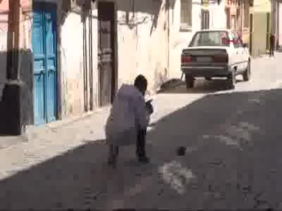 Sokakta yürürken tabancayla bacağından vuruldu