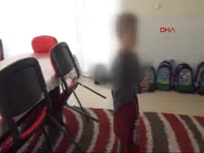 Mendil satmayan çocuklarını döven Suriyeli anne- baba tutuklandı