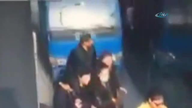 Kamyonet yayaların arasına daldı