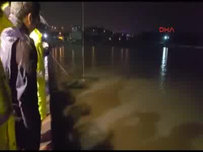 Denize düşen otomobilden 1 kişinin cesedi çıkarıldı