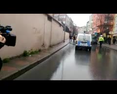 Polise saldıranlar apartmanda kıstırıldı