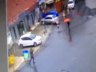 Çevik Kuvvete saldırı anı kamerada