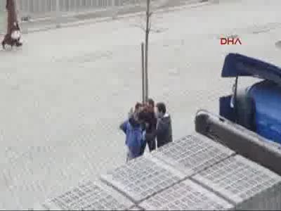 Park halindeki 5 aracın camlarını kırdı