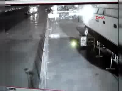 Otomobilin denize uçma anı kamerada