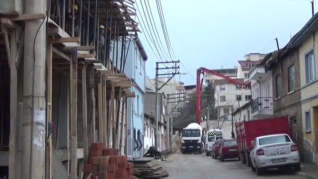 Bursa'da kepçe yanlış evi yıktı!