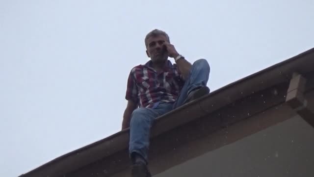 Bursa'da intihar için çatıya çıktı, kurtarın diye itfaiyeyi aradı!