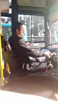 Bursa'da halk otobüsü şoförünün rahatlığı!