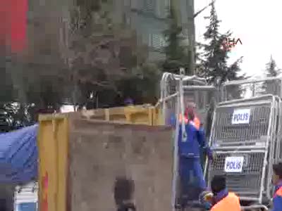 Zaman Gazetesi çalışanları polis kontrolü sonrası içeri alınıyor
