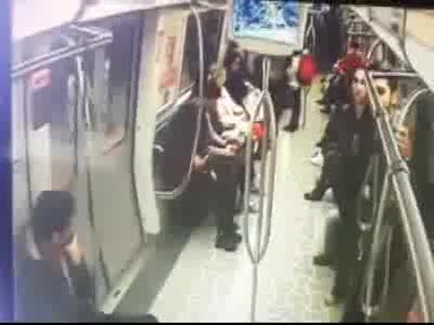 Metrodaki bomba şakası kameralara yansıdı