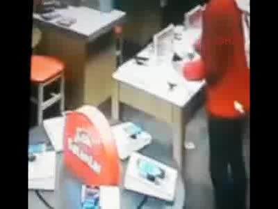 İstanbul'da pompalı cep telefonu bayii soygunu
