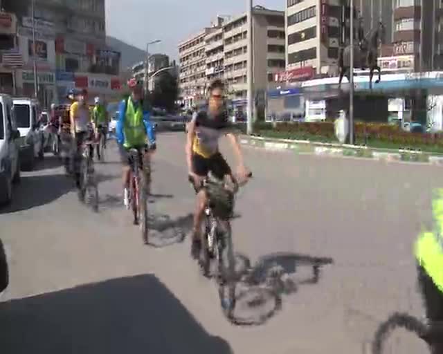 Bursa'da bağımlılığa karşı 200 bisikletli pedal çevirdi