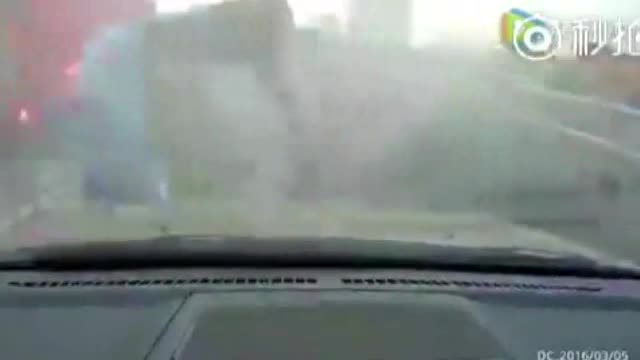 Şerit değiştirirken takla attı