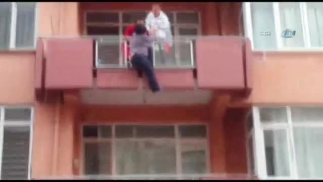 Ölüme atlamak üzereyken kurtarıldı