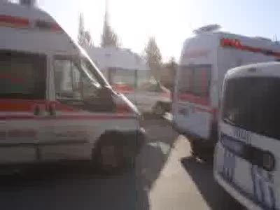 Minibüs, trafik lambası direği ile Tır'a çarptı: 2 ölü, 1 yaralı
